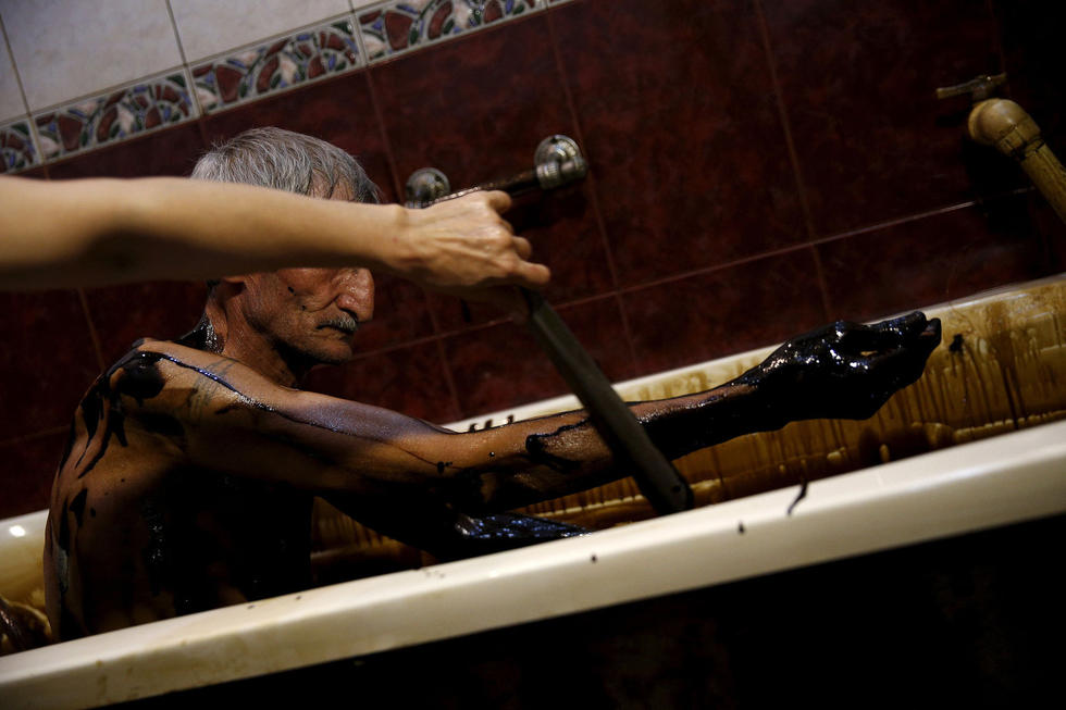 阿塞拜疆民众酷爱奇葩&ldquo;石油浴&rdquo;