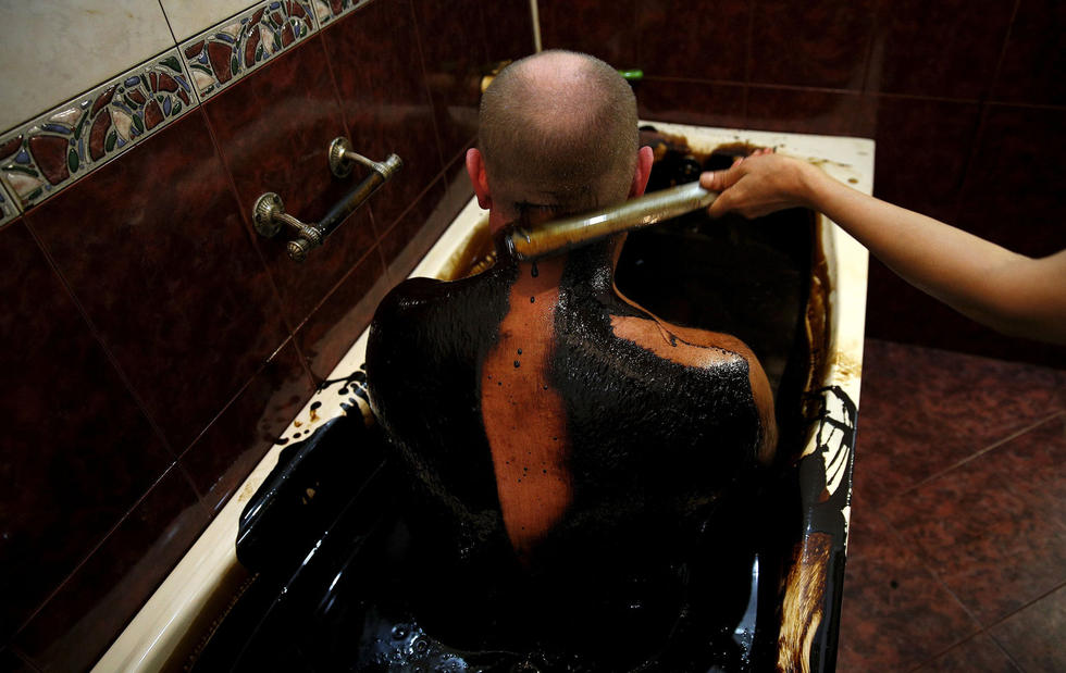 阿塞拜疆民众酷爱奇葩&ldquo;石油浴&rdquo;