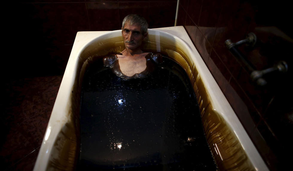 阿塞拜疆民众酷爱奇葩&ldquo;石油浴&rdquo;