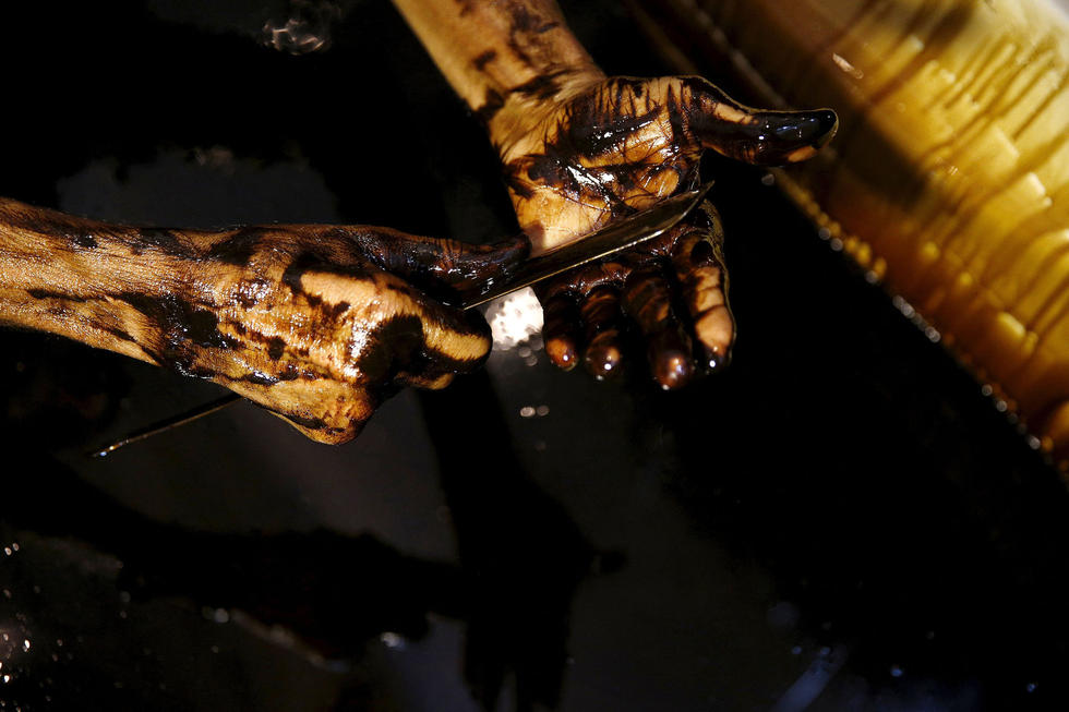 阿塞拜疆民众酷爱奇葩&ldquo;石油浴&rdquo;