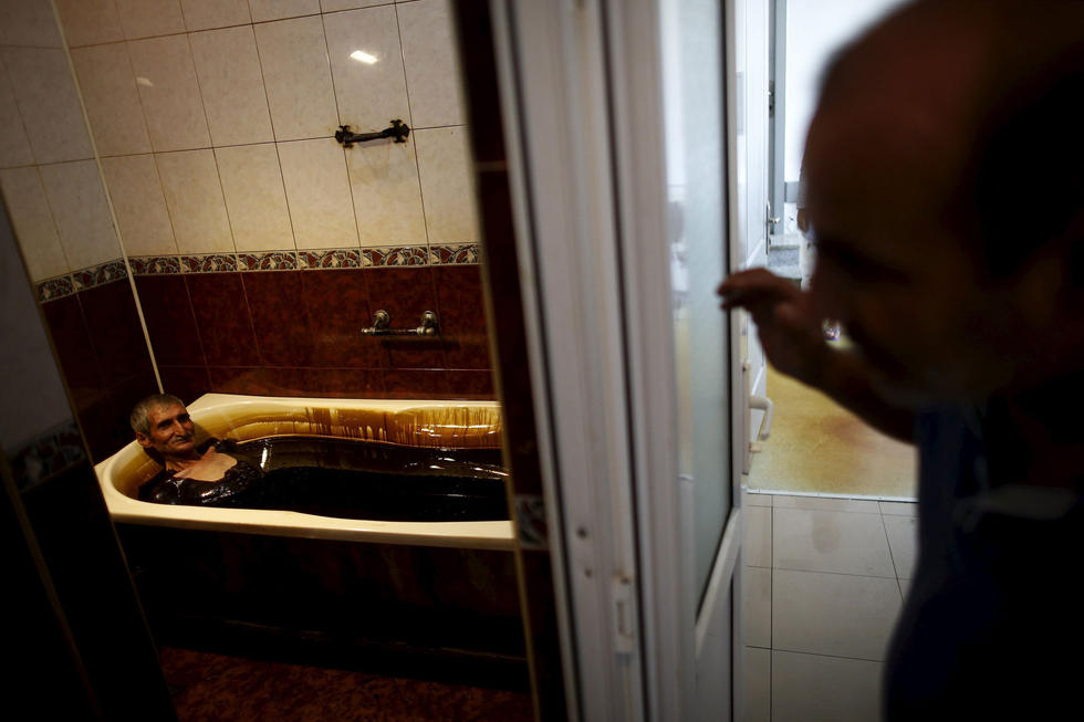 阿塞拜疆民众酷爱奇葩&ldquo;石油浴&rdquo;