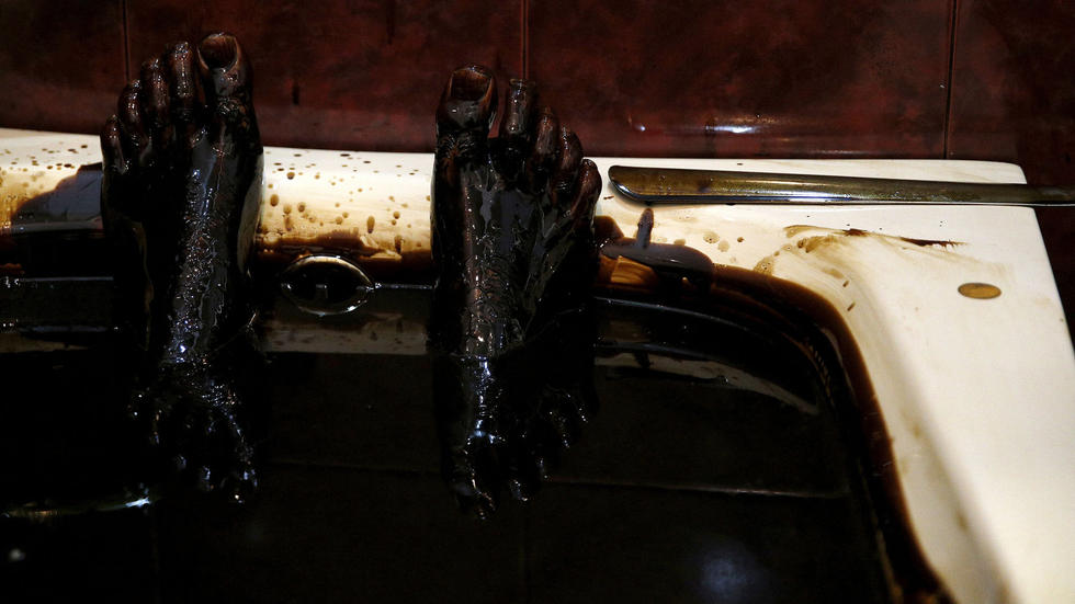 阿塞拜疆民众酷爱奇葩&ldquo;石油浴&rdquo;