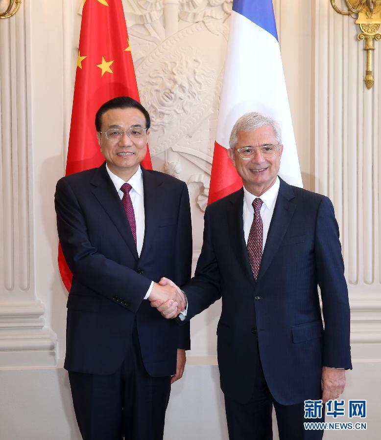 当地时间6月30日上午,国务院总理李克强在巴黎拉塞宫会见法国国民议会议长巴尔托洛内。 新华社记者 庞兴雷 摄 当地时间6月30日上午,国务院总理李克强在巴黎拉塞宫会见法国国民议会议长巴尔托洛内。 新华社记者 庞兴雷 摄