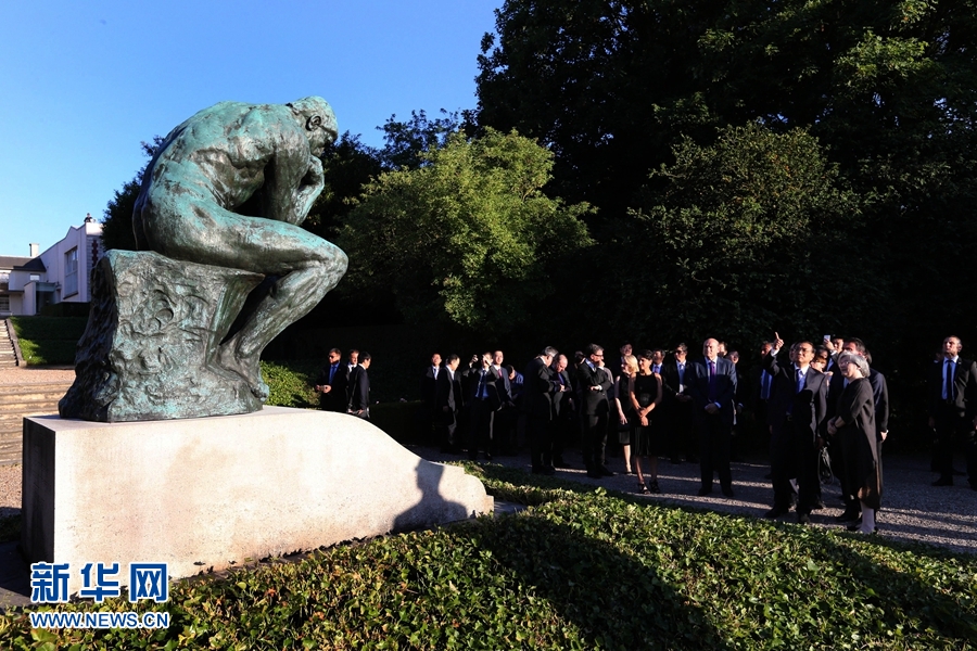 当地时间6月30日晚上，正在法国进行正式访问的中国国务院总理李克强在法国总理瓦尔斯陪同下参观罗丹博物馆。 新华社记者 马占成 摄