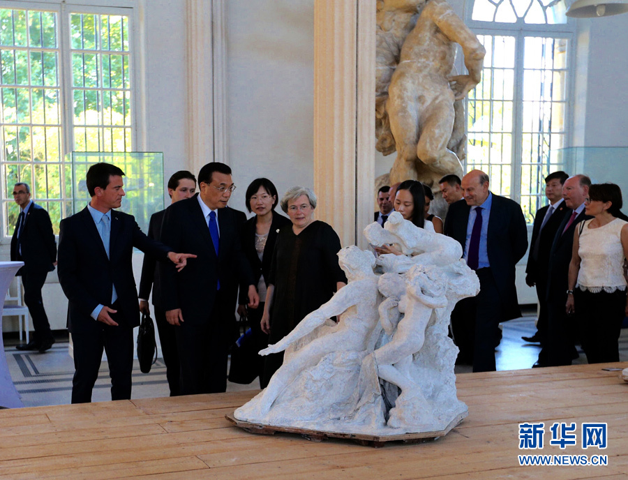 当地时间6月30日晚上，正在法国进行正式访问的中国国务院总理李克强在法国总理瓦尔斯陪同下参观罗丹博物馆。 新华社记者 马占成 摄