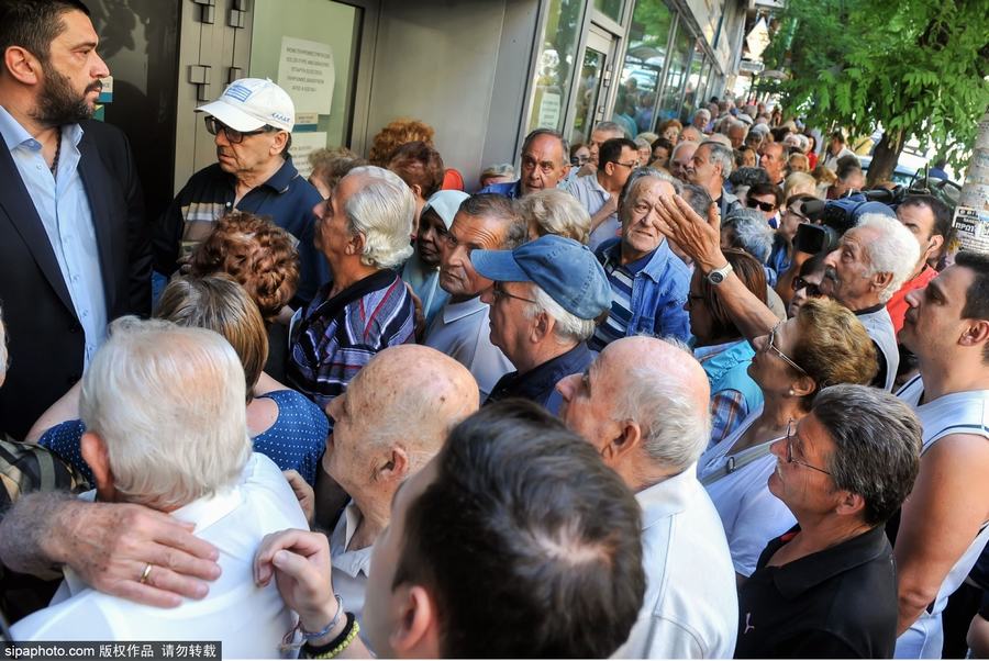 希腊民众拥堵银行引挤兑狂潮