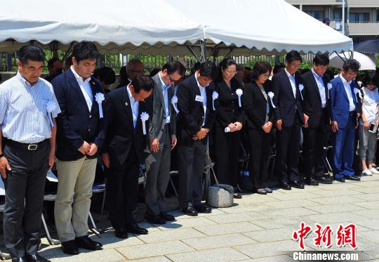 参加纪念活动者一同默祷。 王健 摄