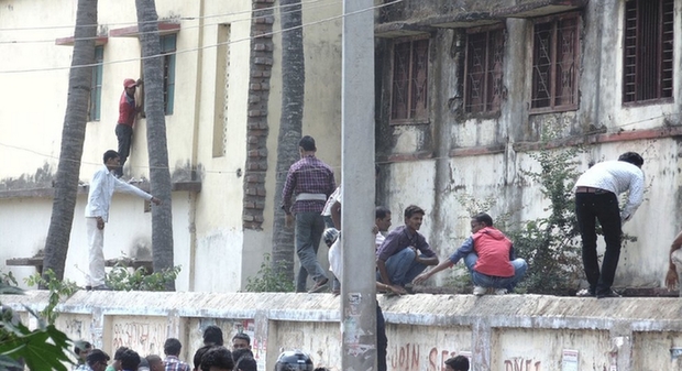 报道称，在每年一度的全邦高中升级考试中，许多学生满身写满小抄，女生将小抄写在围巾上，男生则直接把笔记本放在裤子里。部分家长甚至当起了&ldquo;蜘蛛人&rdquo;，攀爬墙壁通过窗户给孩子传答案。