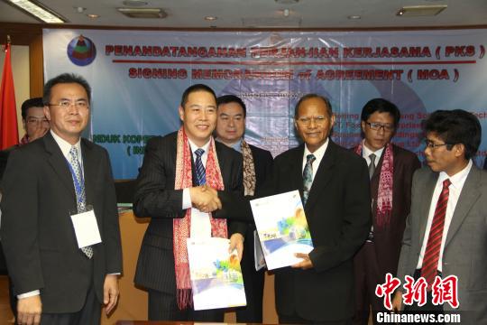 印尼全国乡村合作社联盟13日在雅加达与来自中国的多家公司签署6项合作协议。 顾时宏 摄