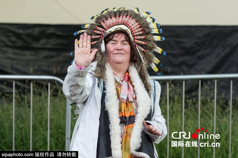 苏珊大妈戴美洲原住民头饰鹰羽冠现身音乐节助