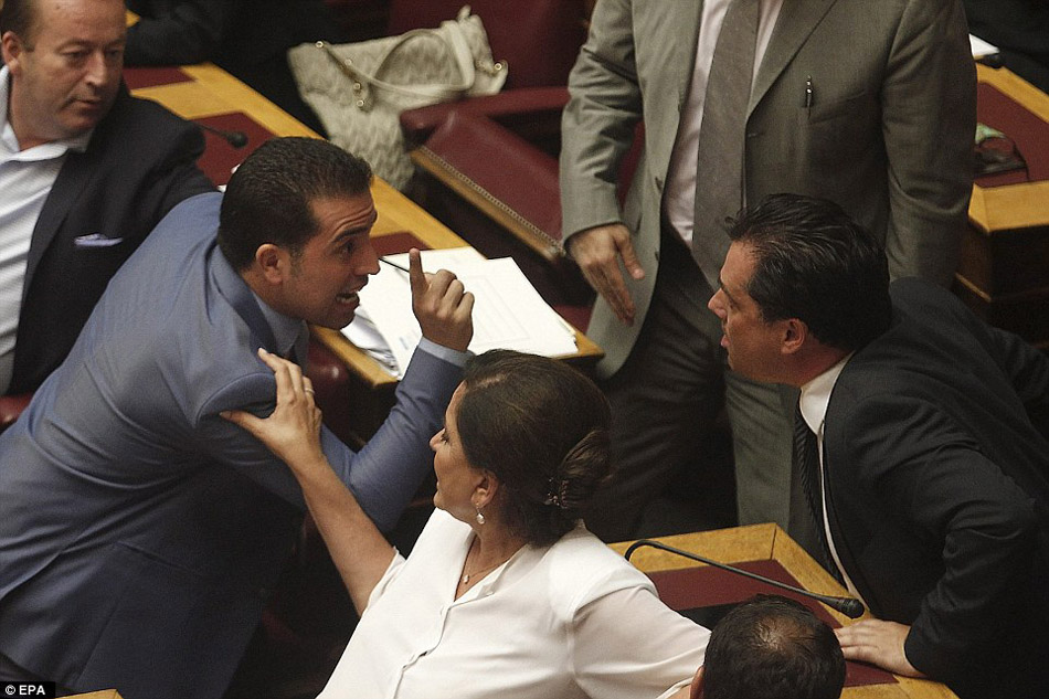 希腊暴力冲突：燃烧弹丢向警察