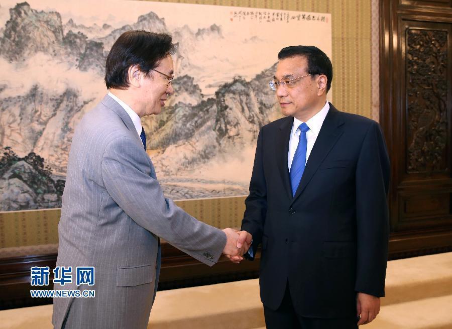 7月17日，国务院总理李克强在北京中南海紫光阁会见来华举行中日首次高级别政治对话的日本国家安全保障局长谷内正太郎。 新华社记者 马占成 摄