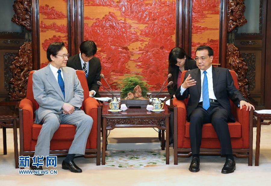 7月17日，国务院总理李克强在北京中南海紫光阁会见来华举行中日首次高级别政治对话的日本国家安全保障局长谷内正太郎。 新华社记者 马占成 摄