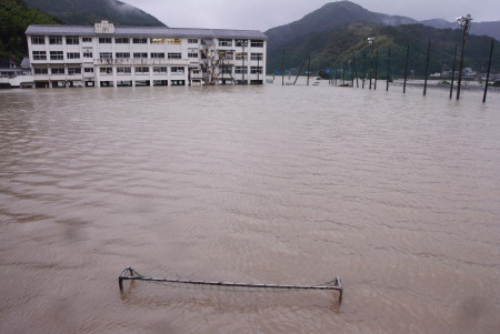 大量降雨导致日本一所学校被淹。