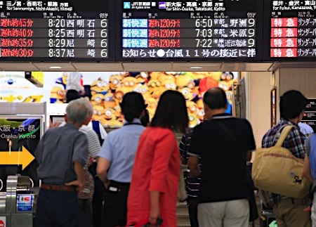 日本多地因台风导致列车停运或延迟。