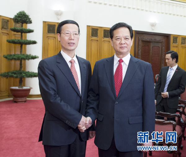 7月16日，中共中央政治局常委、国务院副总理张高丽在河内会见越南政府总理阮晋勇。新华社记者 兰红光 摄