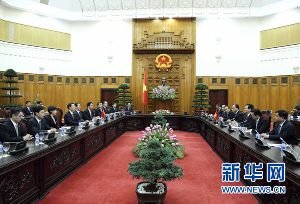 7月16日，中共中央政治局常委、国务院副总理张高丽在河内会见越南政府总理阮晋勇。新华社记者 兰红光 摄