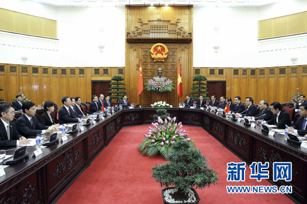 7月16日，中共中央政治局常委、国务院副总理张高丽在河内与越共中央政治局委员、越南政府副总理阮春福举行会谈。新华社记者兰红光 摄
