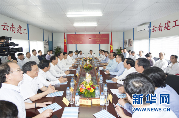 7月17日，中共中央政治局常委、国务院副总理张高丽在河内考察越中友谊宫工地，听取建设情况汇报。 新华社记者王晔摄