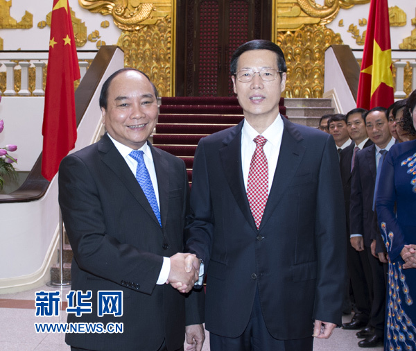 7月16日，中共中央政治局常委、国务院副总理张高丽在河内与越共中央政治局委员、越南政府副总理阮春福举行会谈。新华社记者 王晔摄