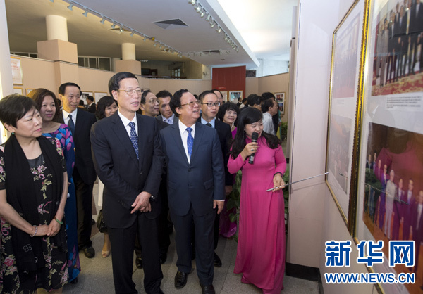 7月18日，中共中央政治局常委、国务院副总理张高丽在河内与越友好人士共同参观胡志明主席推动中越关系以及两国友好交往的历史图片展。新华社记者王晔摄