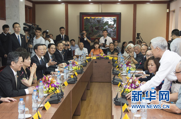 7月18日，中共中央政治局常委、国务院副总理张高丽在河内胡志明博物馆亲切会见越南友好人士。 新华社记者 兰红光 摄