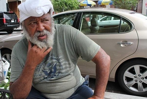 他曾是拥有包括哈佛法律学在内的三大学位的高材生,但却因不幸患上精神分裂症,流落街头。