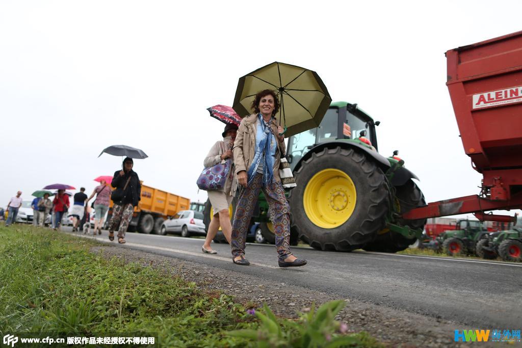 法多地农民封路抗议 游客步行过示威路段