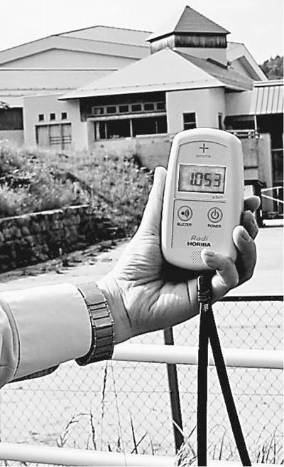 日本福岛核辐射区饭馆村：大部分农田长满杂草