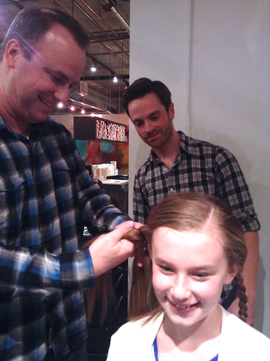 老爸们有救了！美国一理发店开设课程教爸爸给女儿梳头