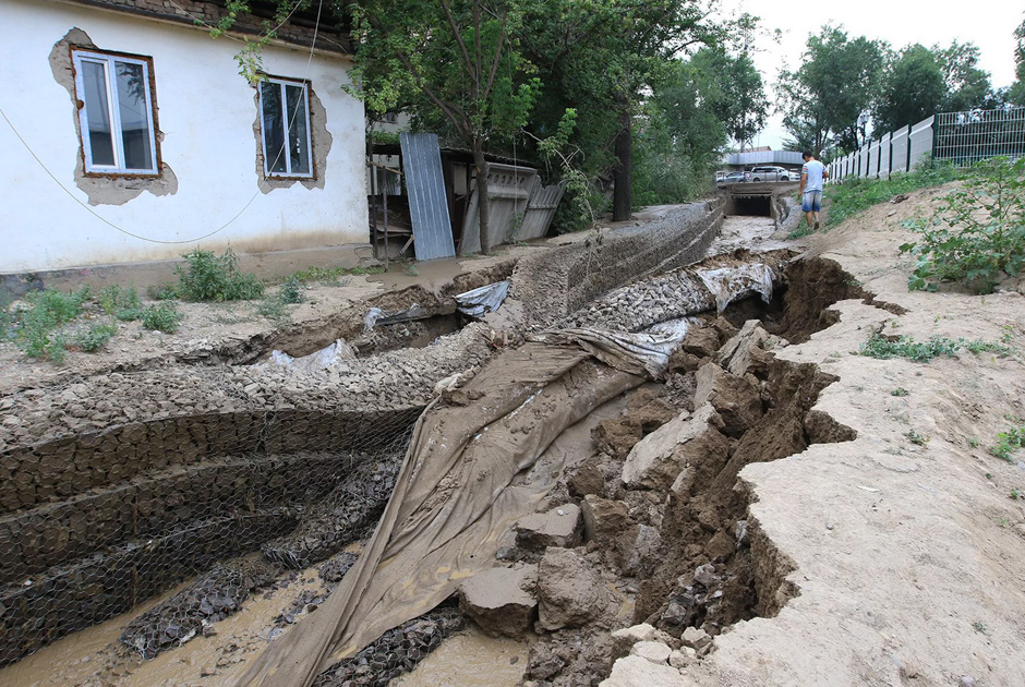 哈萨克斯坦首都郊区发生泥石流 两村庄被淹