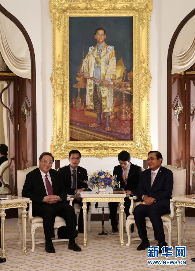  应泰国立法议会主席蓬贝邀请，全国政协主席俞正声7月21日至24日对泰国进行正式友好访问，在曼谷分别会见国王御代表诗琳通公主、总理巴育、枢密院主席炳，并与立法会主席蓬贝举行会谈。这是7月21日，俞正声在总理府会见泰国总理巴育。新华社记者马占成摄 