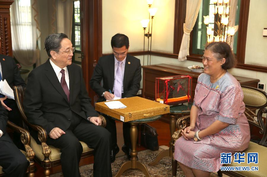 应泰国立法议会主席蓬贝邀请,全国政协主席俞正声7月21日至24日对泰国进行正式友好访问,在曼谷分别会见国王御代表诗琳通公主、总理巴育、枢密院主席炳,并与立法会主席蓬贝举行会谈。这是7月23日,俞正声会见国王御代表诗琳通公主。新华社记者马占成摄 应泰国立法议会主席蓬贝邀请,全国政协主席俞正声7月21日至24日对泰国进行正式友好访问,在曼谷分别会见国王御代表诗琳通公主、总理巴育、枢密院主席炳,并与立法会主席蓬贝举行会谈。这是7月23日,俞正声会见国王御代表诗琳通公主。新华社记者马占成摄