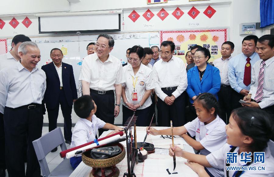 应泰国立法议会主席蓬贝邀请,全国政协主席俞正声7月21日至24日对泰国进行正式友好访问,在曼谷分别会见国王御代表诗琳通公主、总理巴育、枢密院主席炳,并与立法会主席蓬贝举行会谈。这是7月24日,俞正声在泰国清迈考察崇华新生华立学校。新华社记者姚大伟摄 应泰国立法议会主席蓬贝邀请,全国政协主席俞正声7月21日至24日对泰国进行正式友好访问,在曼谷分别会见国王御代表诗琳通公主、总理巴育、枢密院主席炳,并与立法会主席蓬贝举行会谈。这是7月24日,俞正声在泰国清迈考察崇华新生华立学校。新华社记者姚大伟摄