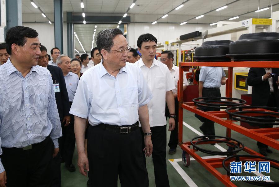 应泰国立法议会主席蓬贝邀请,全国政协主席俞正声7月21日至24日对泰国进行正式友好访问,在曼谷分别会见国王御代表诗琳通公主、总理巴育、枢密院主席炳,并与立法会主席蓬贝举行会谈。这是7月22日,俞正声考察泰中罗勇工业园。新华社记者马占成摄 应泰国立法议会主席蓬贝邀请,全国政协主席俞正声7月21日至24日对泰国进行正式友好访问,在曼谷分别会见国王御代表诗琳通公主、总理巴育、枢密院主席炳,并与立法会主席蓬贝举行会谈。这是7月22日,俞正声考察泰中罗勇工业园。新华社记者马占成摄