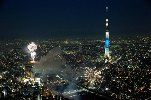 东京举行烟火大会数万发烟花点亮夏日夜空（图）