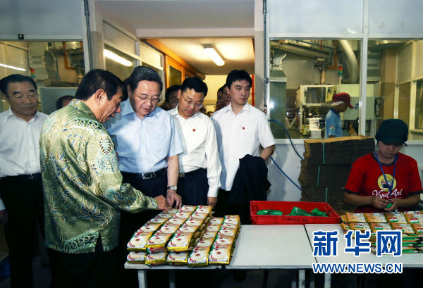 7月26日，全国政协主席俞正声在印尼参观华人企业火船咖啡厂。新华社记者姚大伟摄