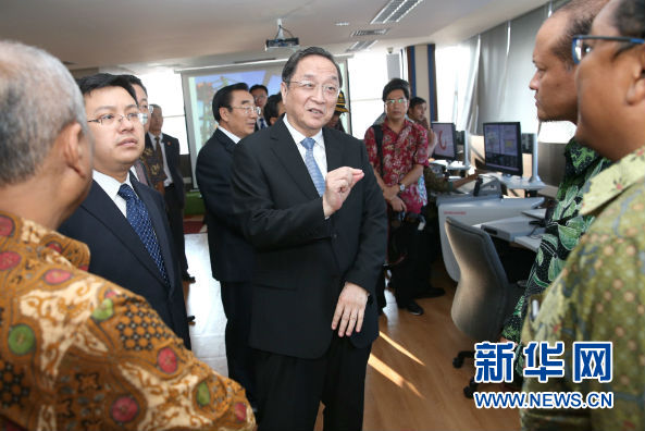 7月25日，全国政协主席俞正声在印尼参观丹戎佩拉港新客运、货运码头。 新华社记者马占成摄