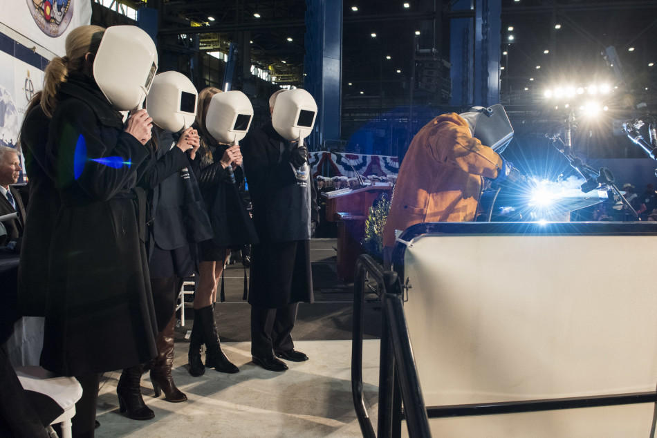 美军第15艘新核潜艇亮相 赴船厂对接艇身