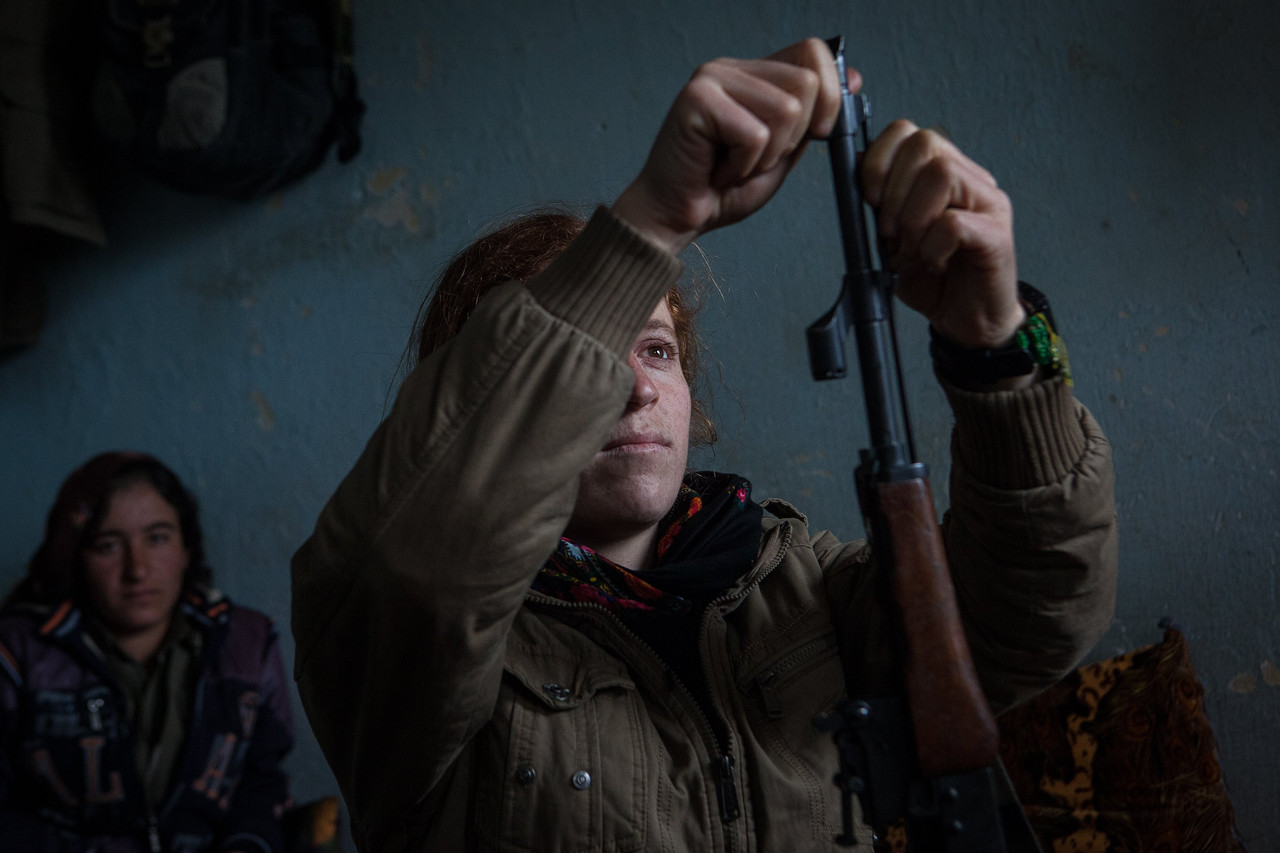 图记库尔德女兵：像男人一样战斗 不准谈恋爱