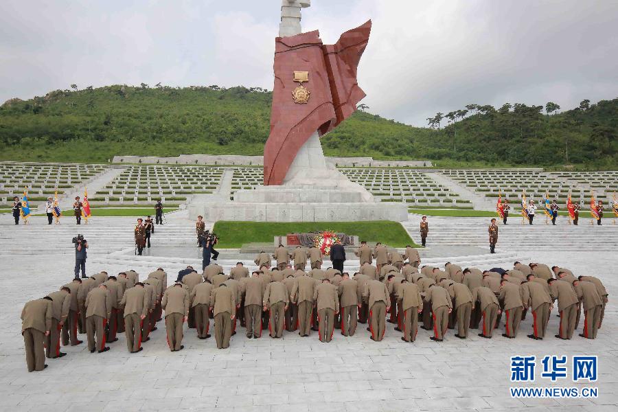 （國際）（1）金正恩參謁朝鮮祖國解放戰爭烈士墓