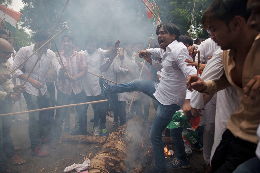 恐怖分子穿军服袭击印度警局(高清)