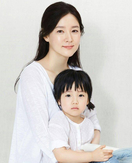 李英爱一家拍出游照带儿女河边散步（图）