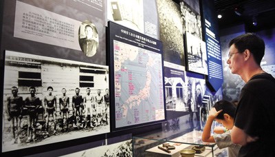 7月26日，观众在中国人民抗日战争纪念馆观看有关日军残暴对待中国劳工的展览。　新华社记者 罗晓光摄