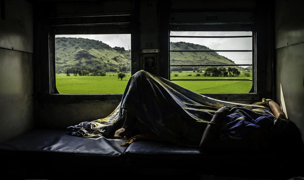 摄影师镜头下的印度卧铺列车 昏暗拥挤