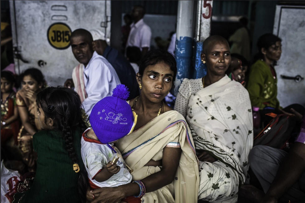 摄影师镜头下的印度卧铺列车 昏暗拥挤