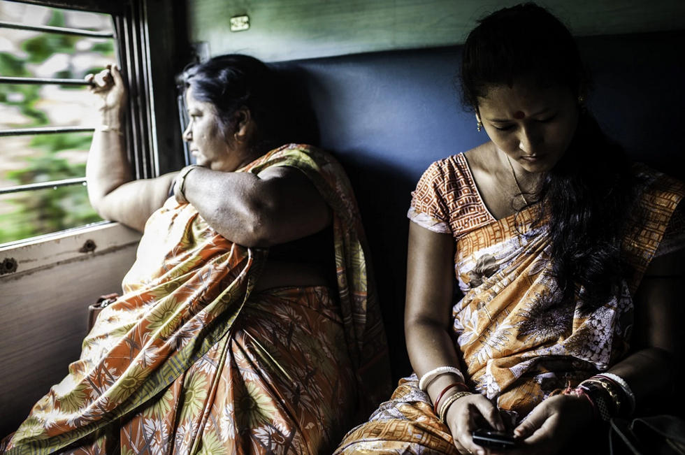 摄影师镜头下的印度卧铺列车 昏暗拥挤