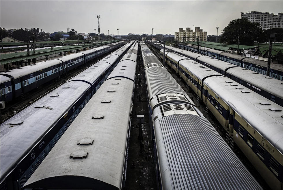 摄影师镜头下的印度卧铺列车 昏暗拥挤