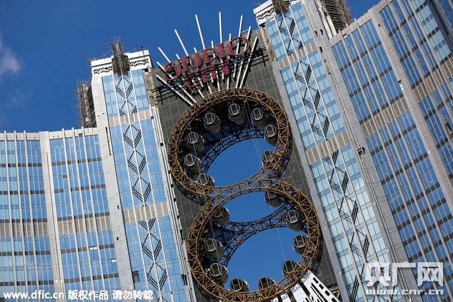 亚洲最高摩天轮悬挂澳门一酒店大楼墙体内