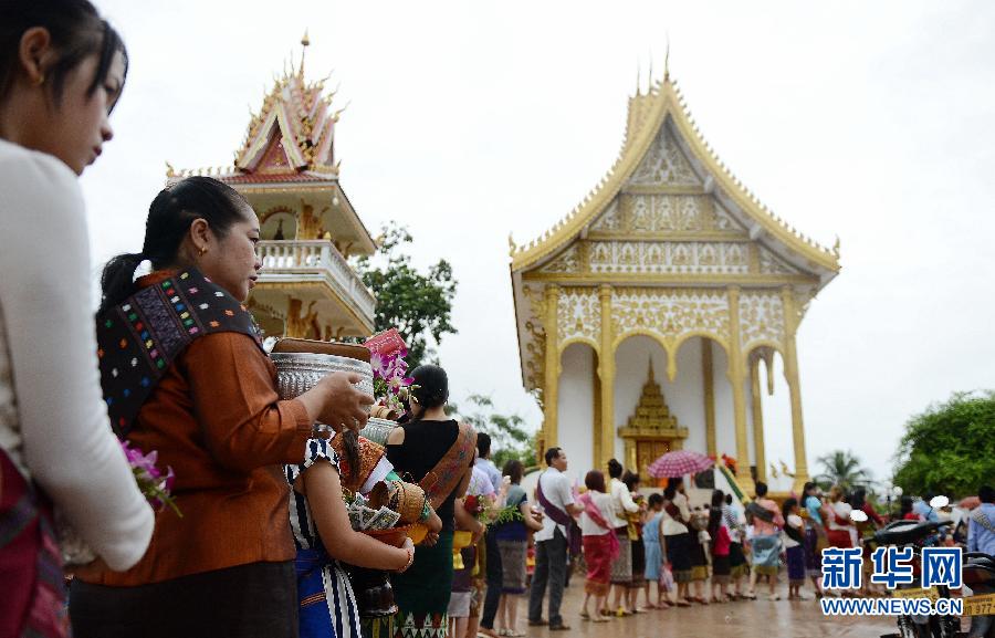 （国际）（1）老挝民众迎水节冒雨布施